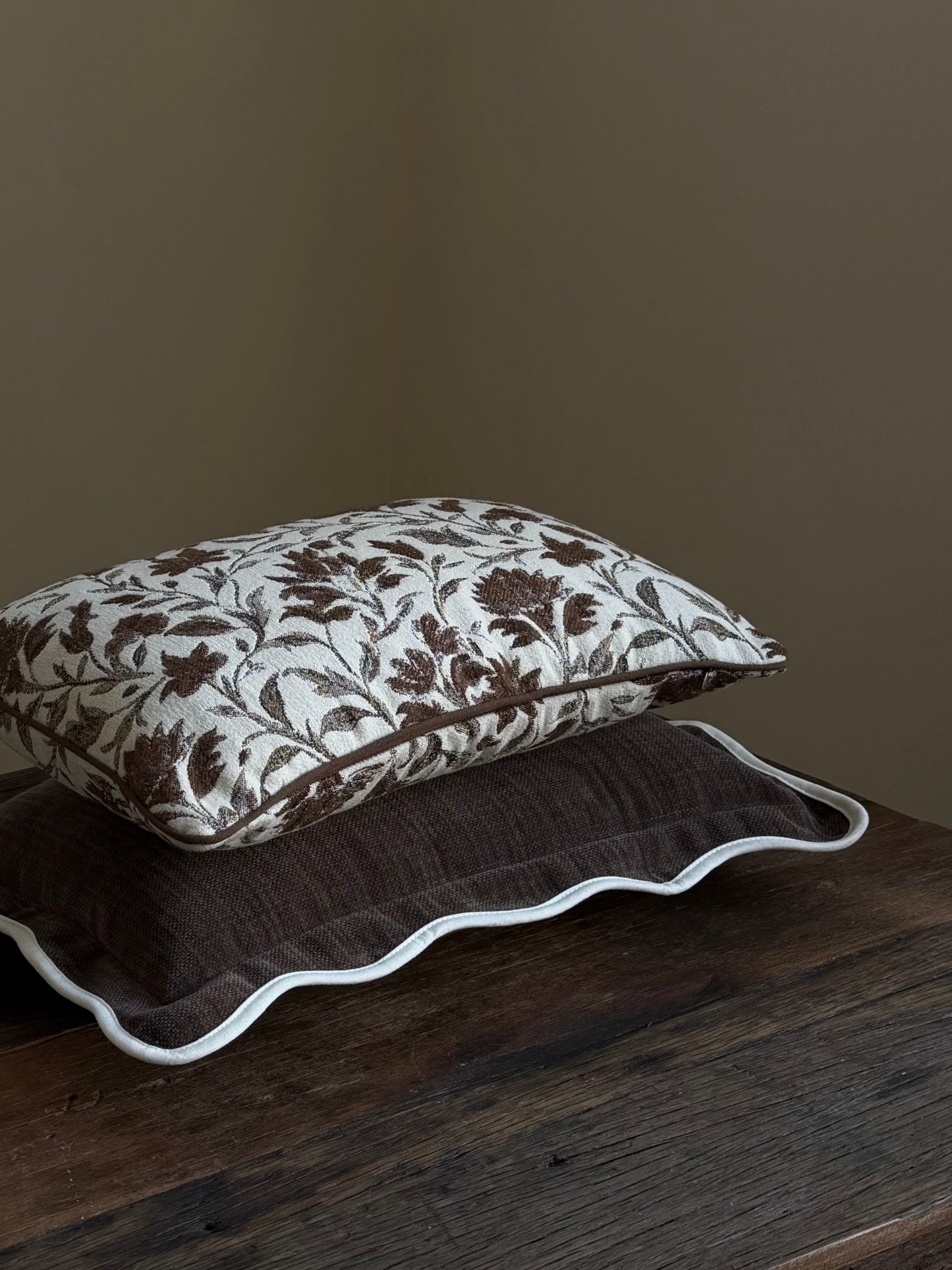 Thea - bruine print kussenhoes