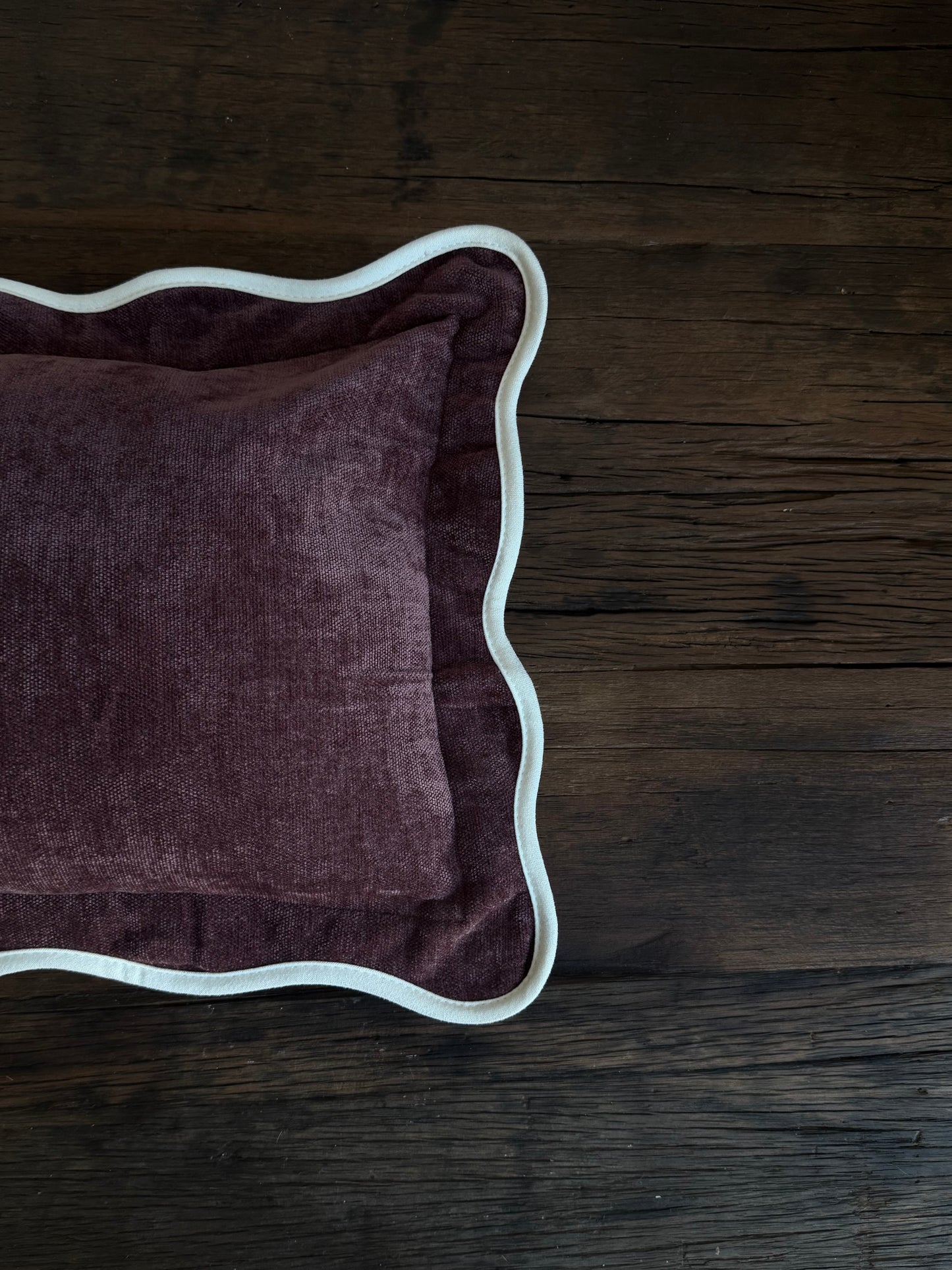 Chloe - plum kussenhoes met golvende rand