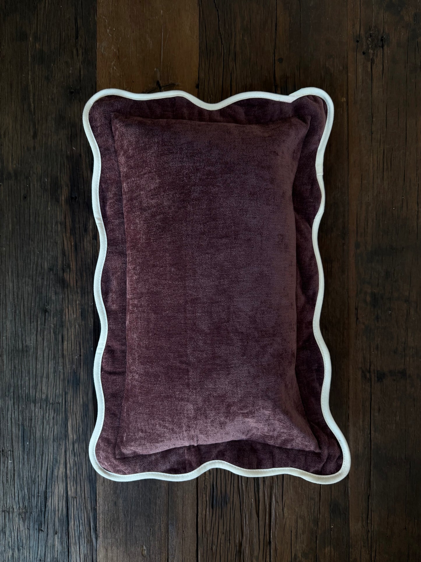 Chloe - plum kussenhoes met golvende rand