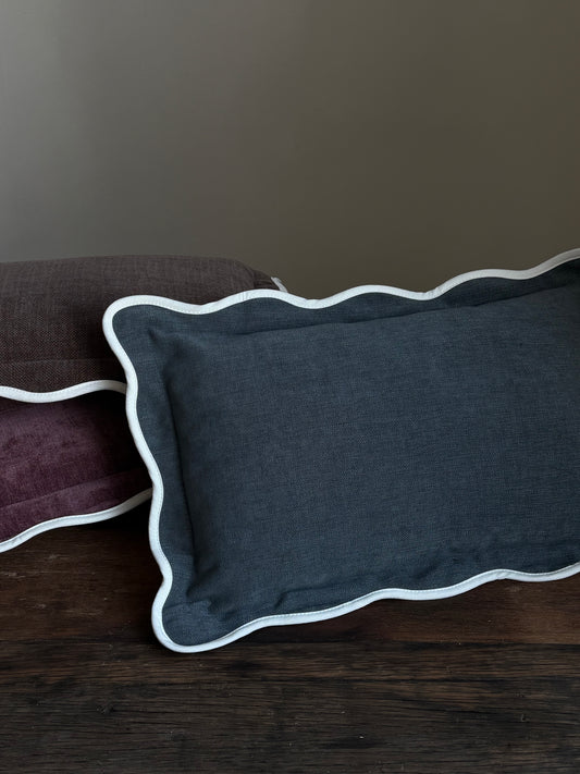 Chloe - marineblauw kussenhoes met geschulpte rand