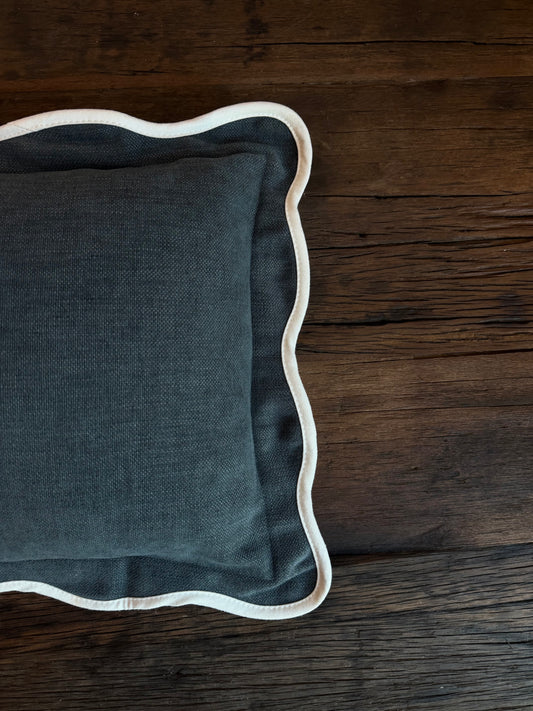 Chloe - marineblauw kussenhoes met geschulpte rand