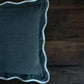 Chloe - marineblauw kussenhoes met geschulpte rand