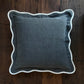 Chloe - marineblauw kussenhoes met geschulpte rand