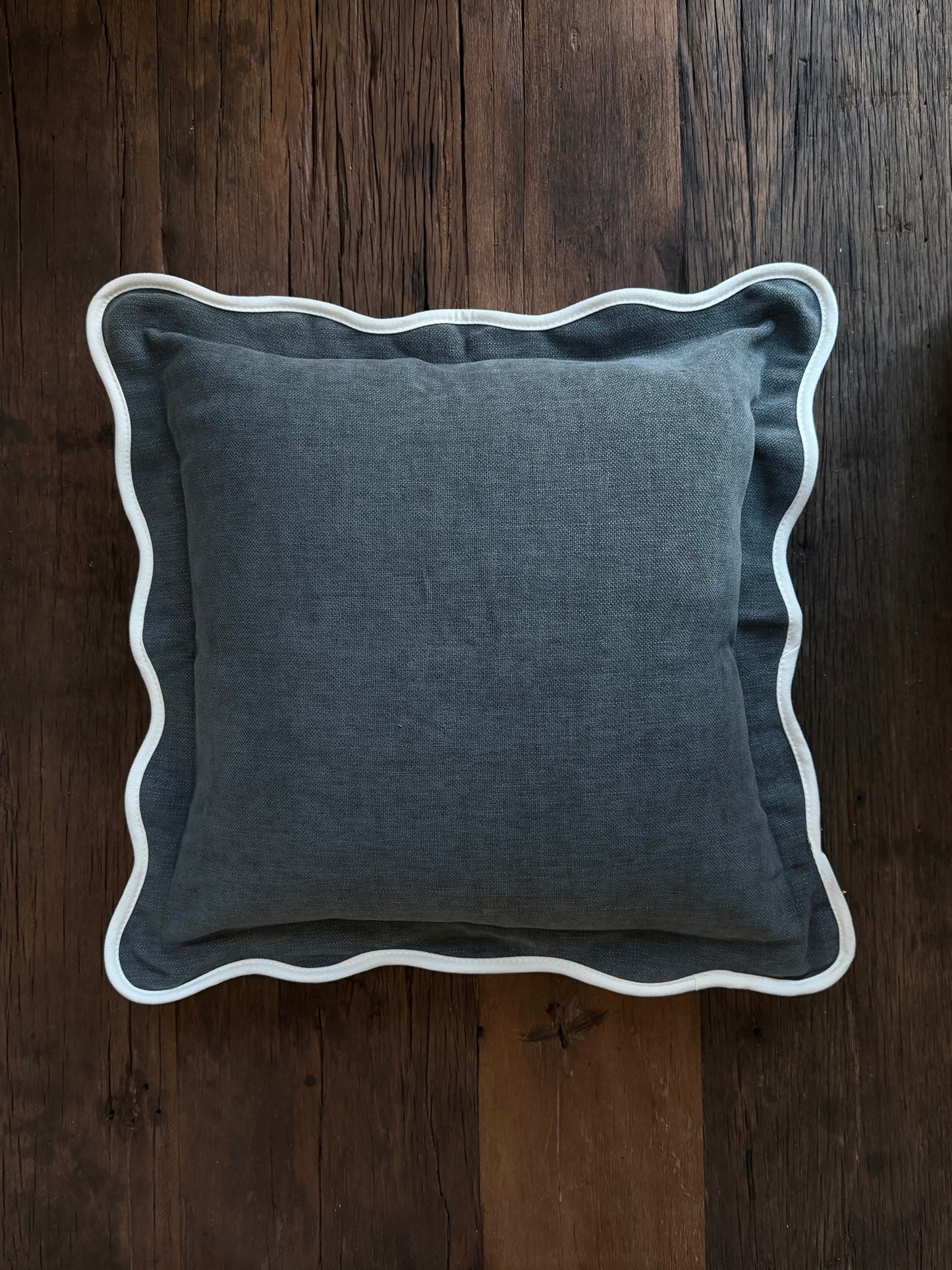 Chloe - marineblauw kussenhoes met geschulpte rand