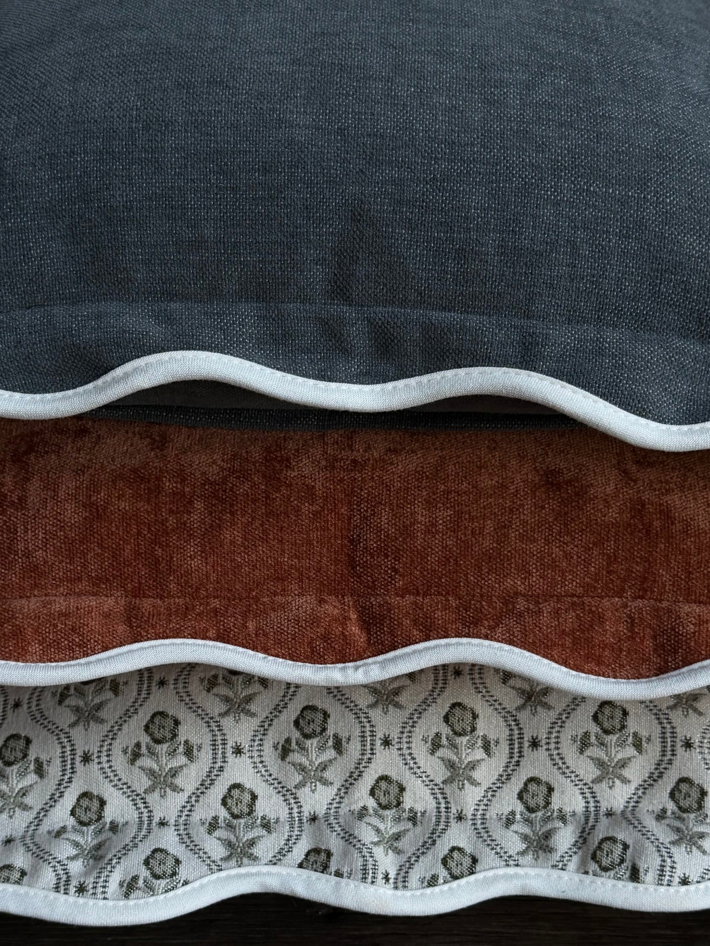 Chloe - marineblauw kussenhoes met geschulpte rand