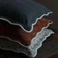 Chloe - marineblauw kussenhoes met geschulpte rand