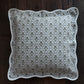 Chloe Sage - print kussenhoes met geschulpte rand