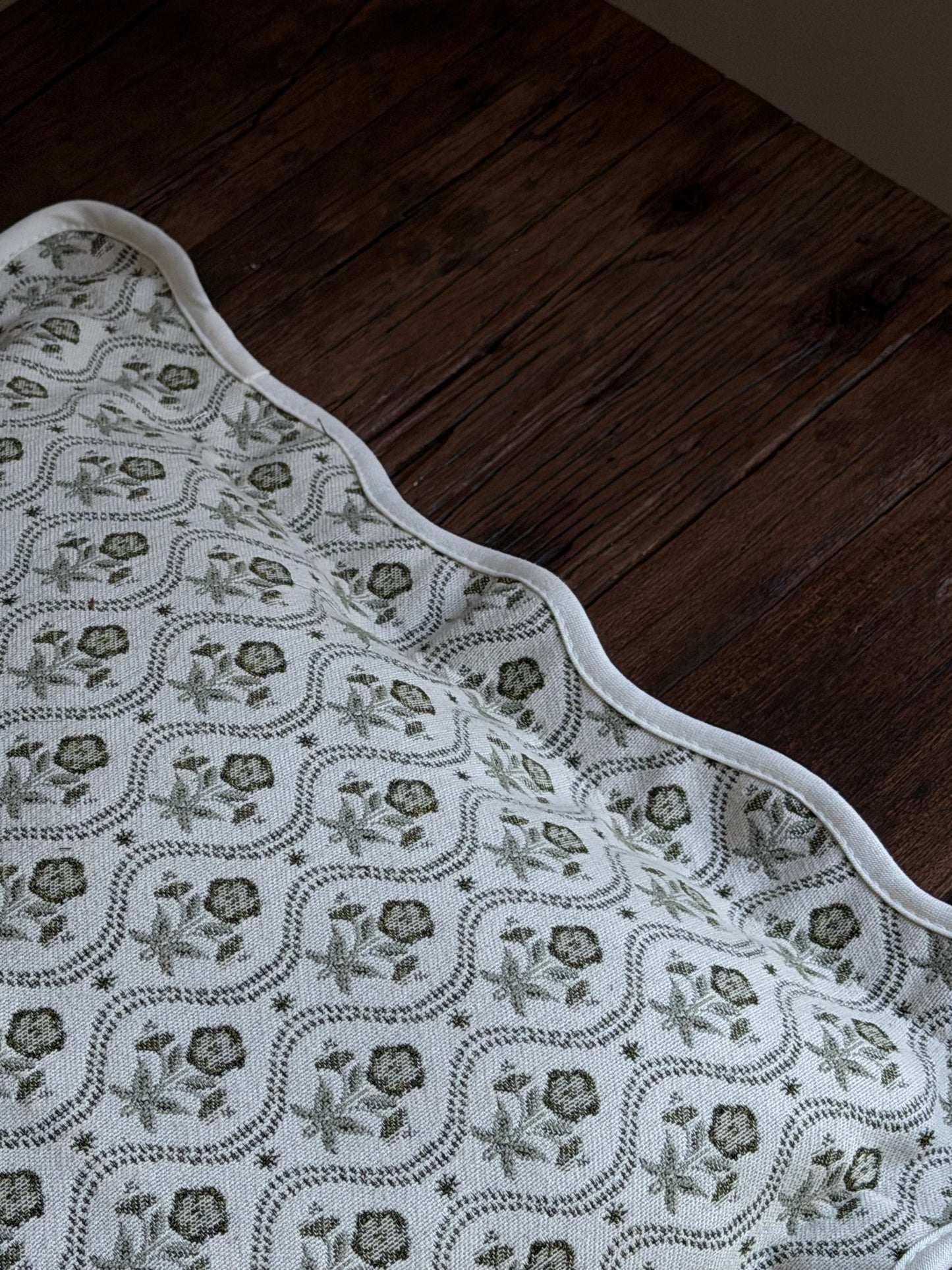Chloe Sage - print kussenhoes met geschulpte rand