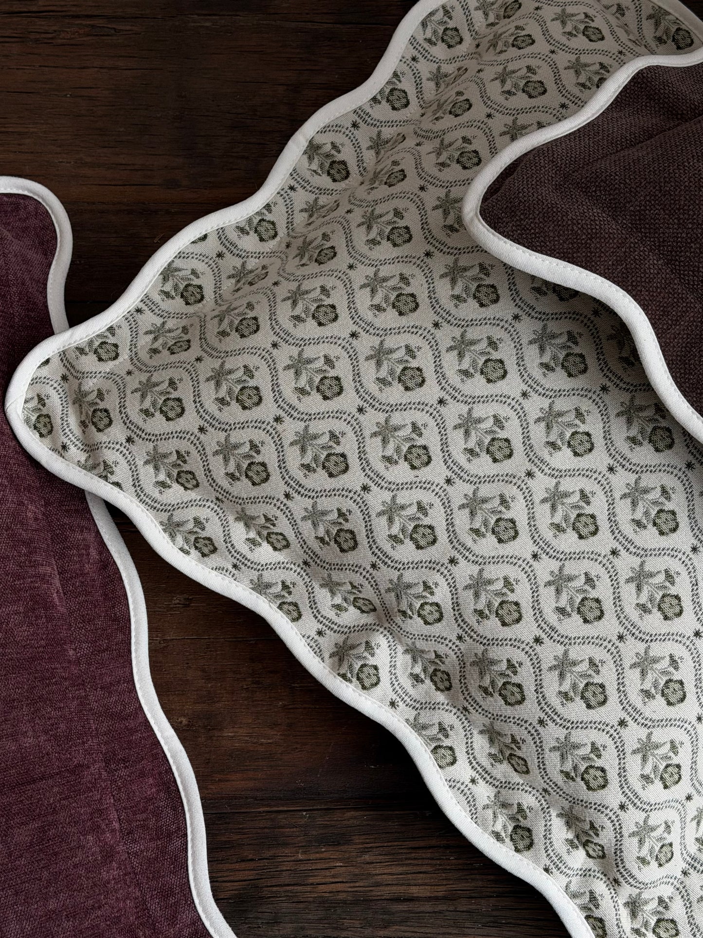 Chloe Sage - print kussenhoes met geschulpte rand