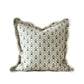 Chloe Sage - print kussenhoes met geschulpte rand