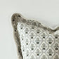 Chloe Sage - print kussenhoes met geschulpte rand