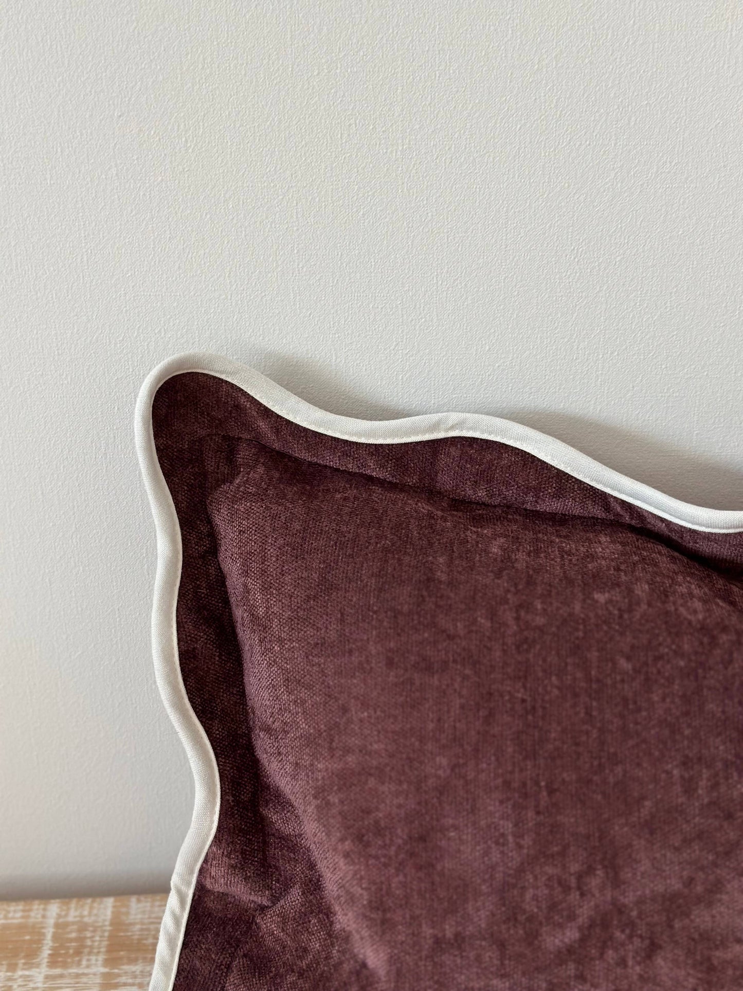 Chloe - plum kussenhoes met golvende rand