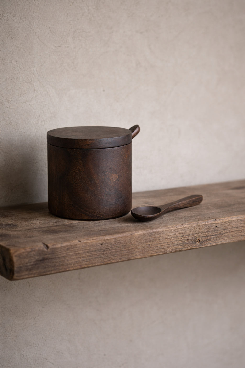 Houten voorraadpot met lepel